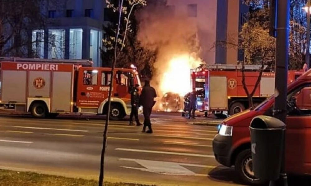 Ρουμανία: Αυτοκίνητο έπεσε στην πύλη της ρωσικής πρεσβείας στο Βουκουρέστι – Νεκρός ο οδηγός (Βίντεο)